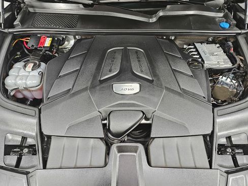 Used 2022 Porsche Cayenne Coupe image 16