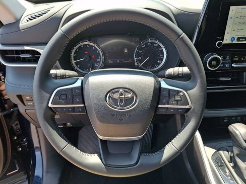 Used 2025 Toyota Highlander LE AWD/4WD image 18