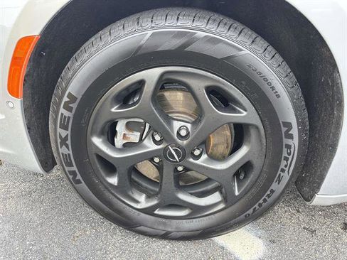 Used 2023 Chrysler Pacifica Limited w/ Uconnect Theater Family Group image 6