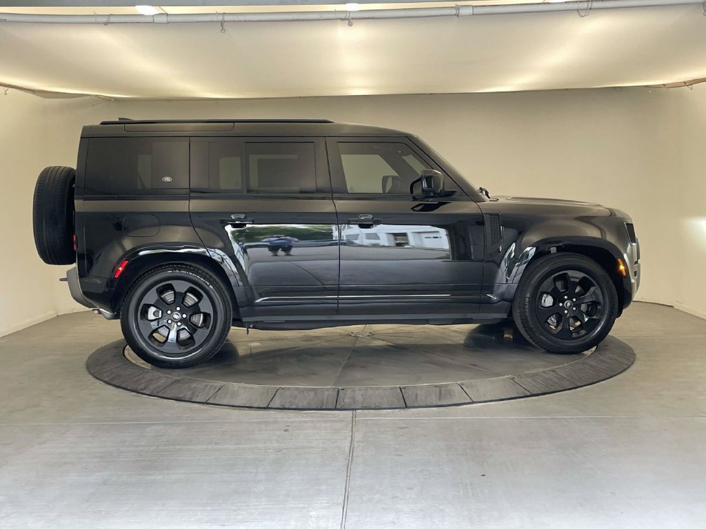 Used 2023 Land Rover Defender 110 X-Dynamic SE AWD/4WD image 9