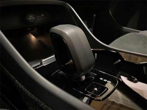 Used 2023 Volvo XC40 Recharge Ultimate w/ Protection Package Premier image 46