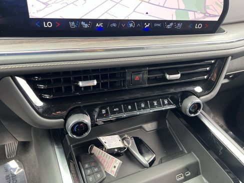 Used 2025 Chevrolet Tahoe Premier AWD/4WD image 20