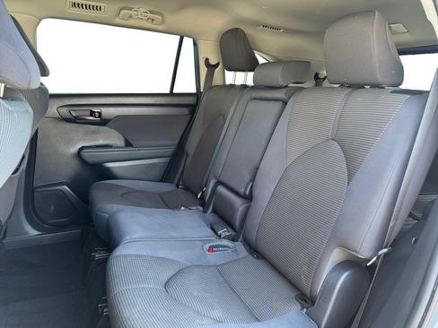 Used 2022 Toyota Highlander LE FWD image 13