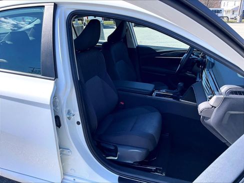 Used 2025 Toyota Camry SE FWD image 11