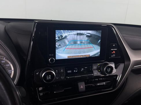 Used 2023 Toyota Highlander XLE FWD image 18