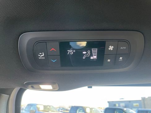 Used 2025 Chrysler Pacifica Limited image 55