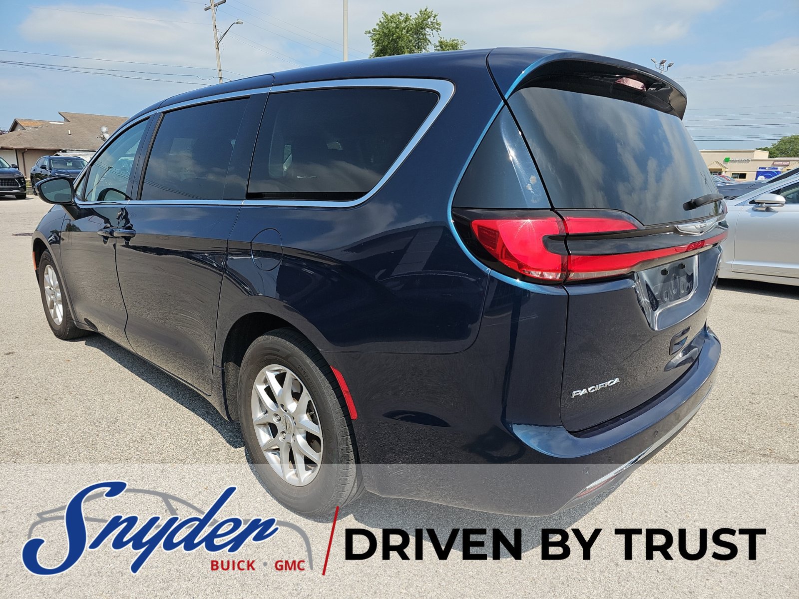 Used 2023 Chrysler Pacifica Touring-L FWD image 4