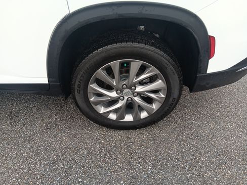 Used 2025 Buick Enclave Preferred FWD image 4