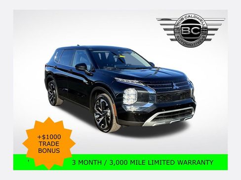 Used 2023 Mitsubishi Outlander SE image 1