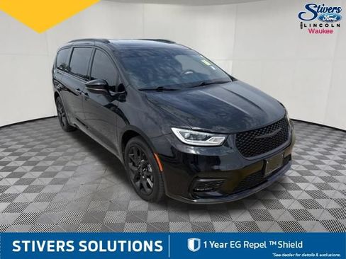 Used 2023 Chrysler Pacifica Touring-L w/ S Appearance Package AWD/4WD image 3