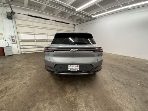 Used 2025 Chevrolet Equinox EV LT w/ Convenience Package image 5