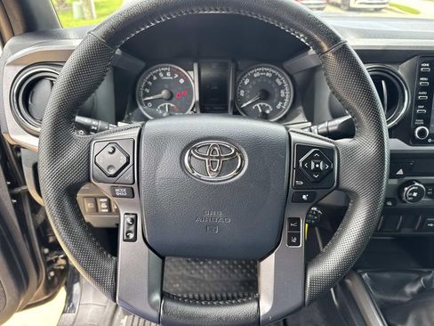 Used 2020 Toyota Tacoma TRD Sport AWD/4WD image 25