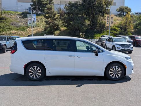 Used 2024 Chrysler Pacifica Select image 6