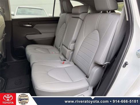 Certified 2022 Toyota Highlander XLE image 16