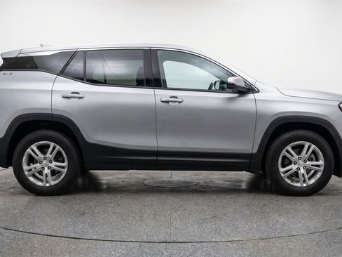 Used 2024 GMC Terrain SLE image 11