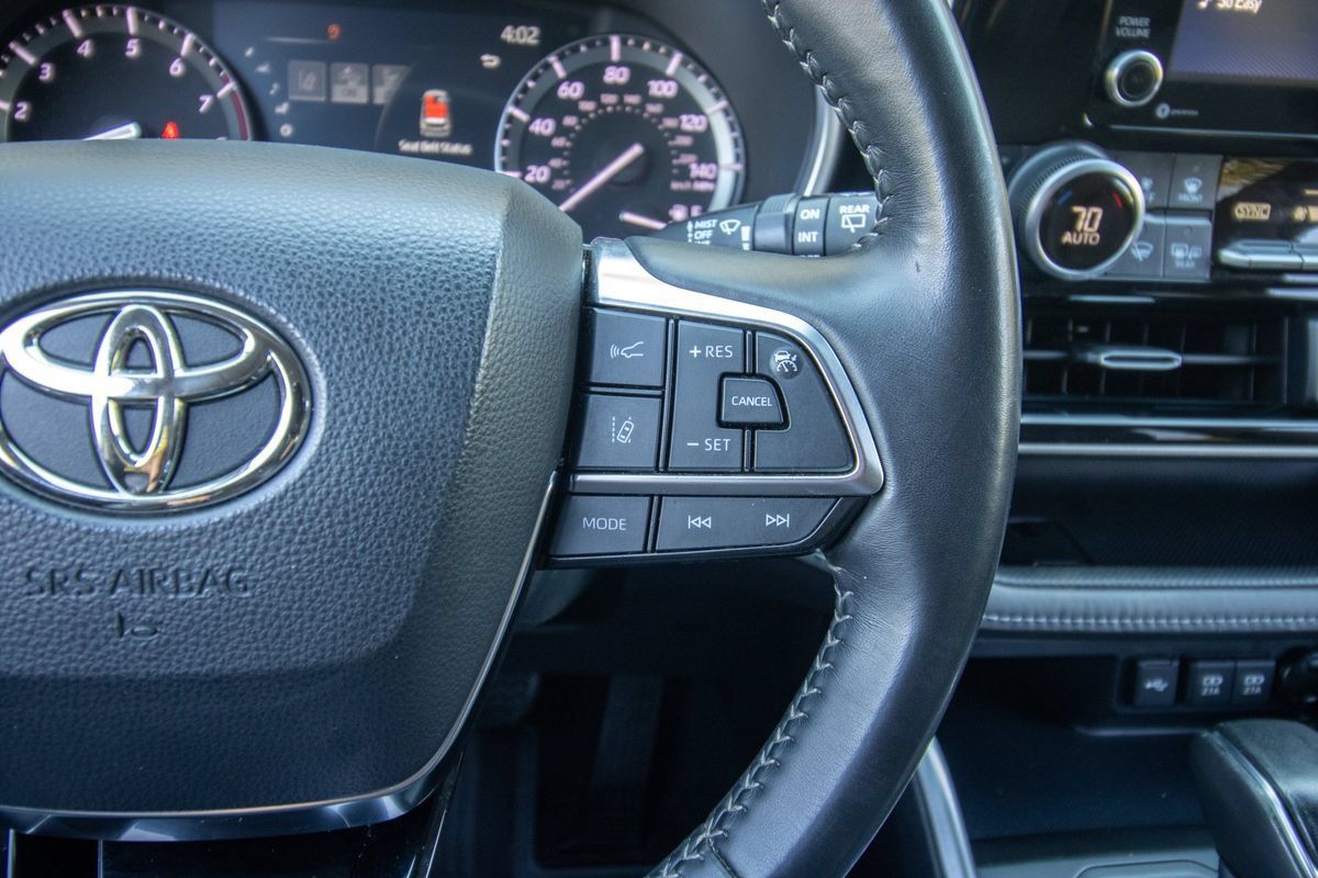 Used 2020 Toyota Highlander XLE FWD image 38