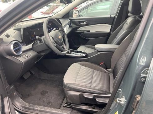 Used 2025 Chevrolet Trax LT FWD image 8