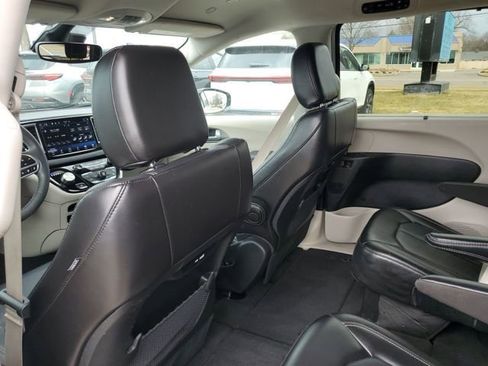 Used 2024 Chrysler Pacifica Touring-L FWD image 28
