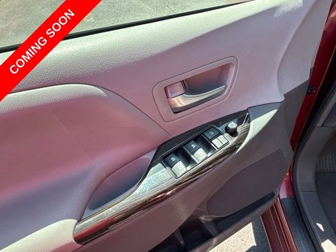 Used 2017 Toyota Sienna XLE FWD image 21