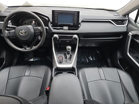 Used 2020 Toyota RAV4 LE FWD image 9