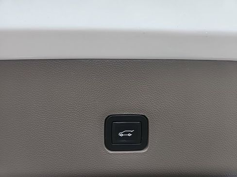 Used 2018 Chevrolet Traverse LT image 14