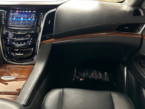 Used 2018 Cadillac Escalade ESV Premium Luxury AWD/4WD image 29