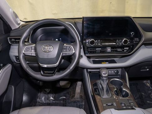 Used 2023 Toyota Highlander Limited image 7