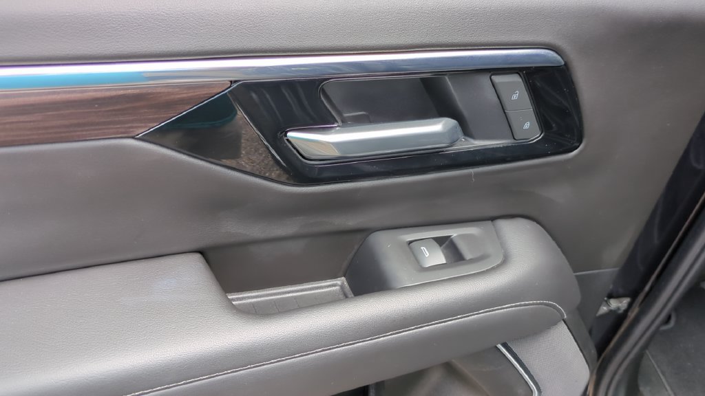 Used 2025 Chevrolet Tahoe LT RWD image 15