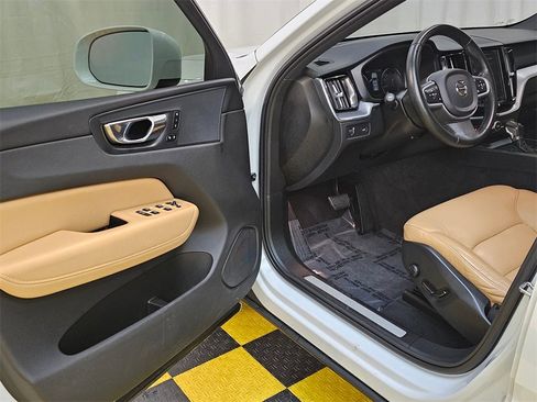 Used 2020 Volvo XC60 T5 Momentum image 20