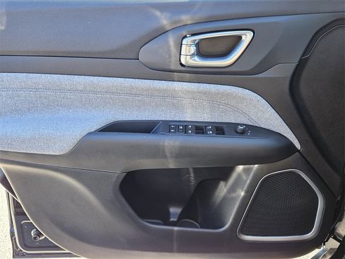 Used 2025 Jeep Compass Sport image 25