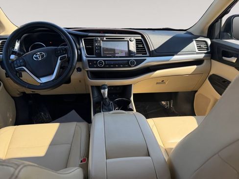 Used 2018 Toyota Highlander XLE AWD/4WD image 10