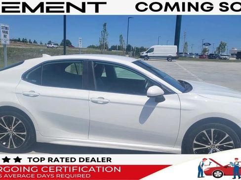 Used 2020 Toyota Camry SE FWD image 1