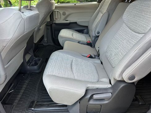 Used 2021 Toyota Sienna LE FWD image 14