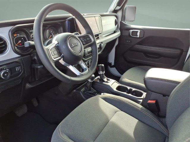 Used 2025 Jeep Wrangler Unlimited Sahara AWD/4WD image 10