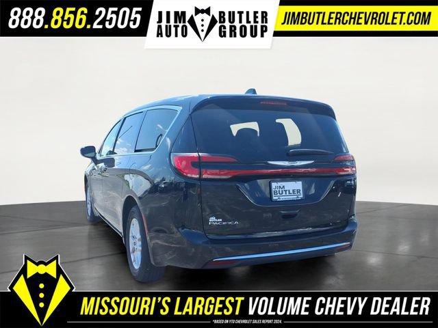 Used 2024 Chrysler Pacifica Touring-L FWD image 2