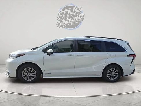 Used 2021 Toyota Sienna XLE FWD image 2