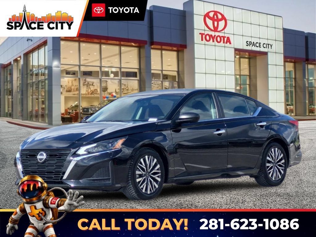 Used 2025 Nissan Altima 2.5 SV FWD image 1