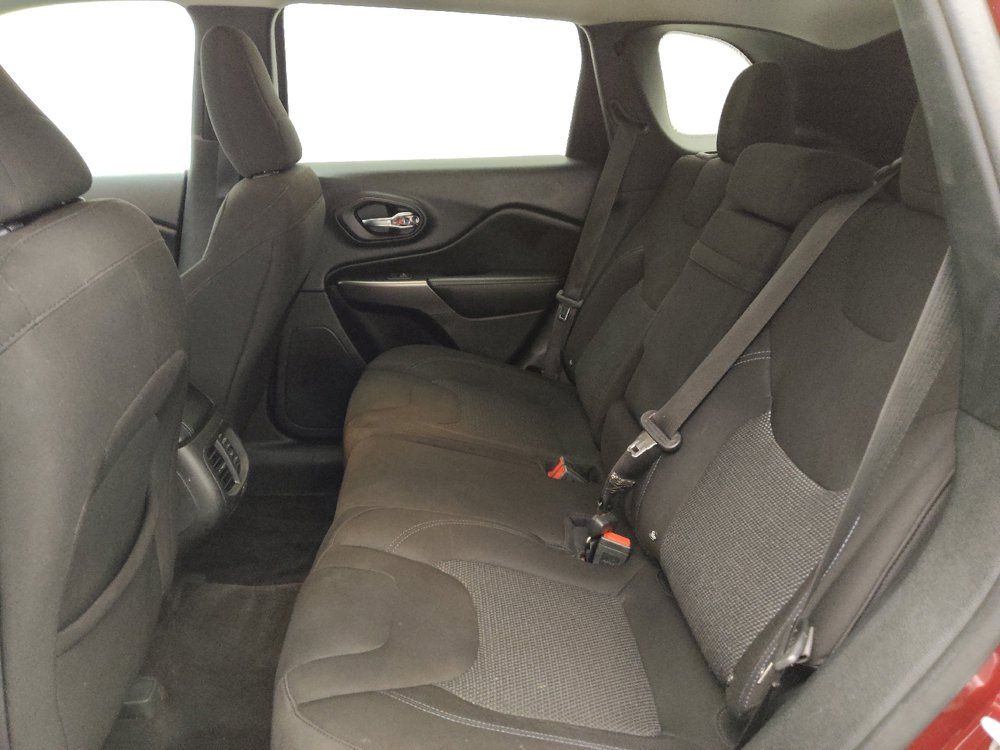 Used 2019 Jeep Cherokee Latitude w/ Popular Appearance Group FWD image 18