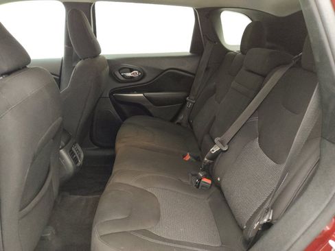 Used 2019 Jeep Cherokee Latitude w/ Popular Appearance Group FWD image 18