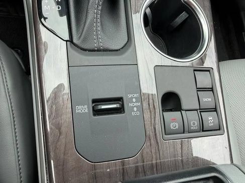 Used 2023 Toyota Highlander Limited FWD image 12