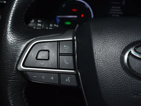 Used 2024 Toyota Sienna XLE FWD image 7