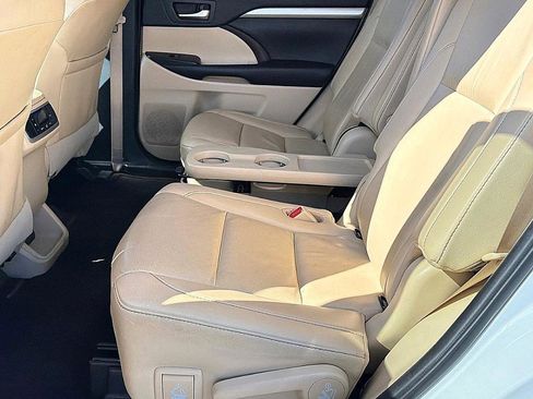 Used 2019 Toyota Highlander XLE image 7