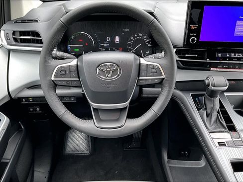 Certified 2026 Toyota Sienna XLE image 6