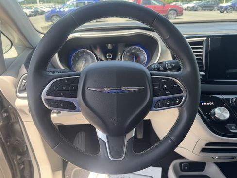 Used 2023 Chrysler Pacifica Touring-L FWD image 18