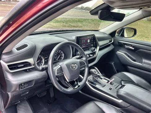 Used 2021 Toyota Highlander XLE image 15