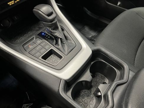 Used 2021 Toyota RAV4 LE image 7