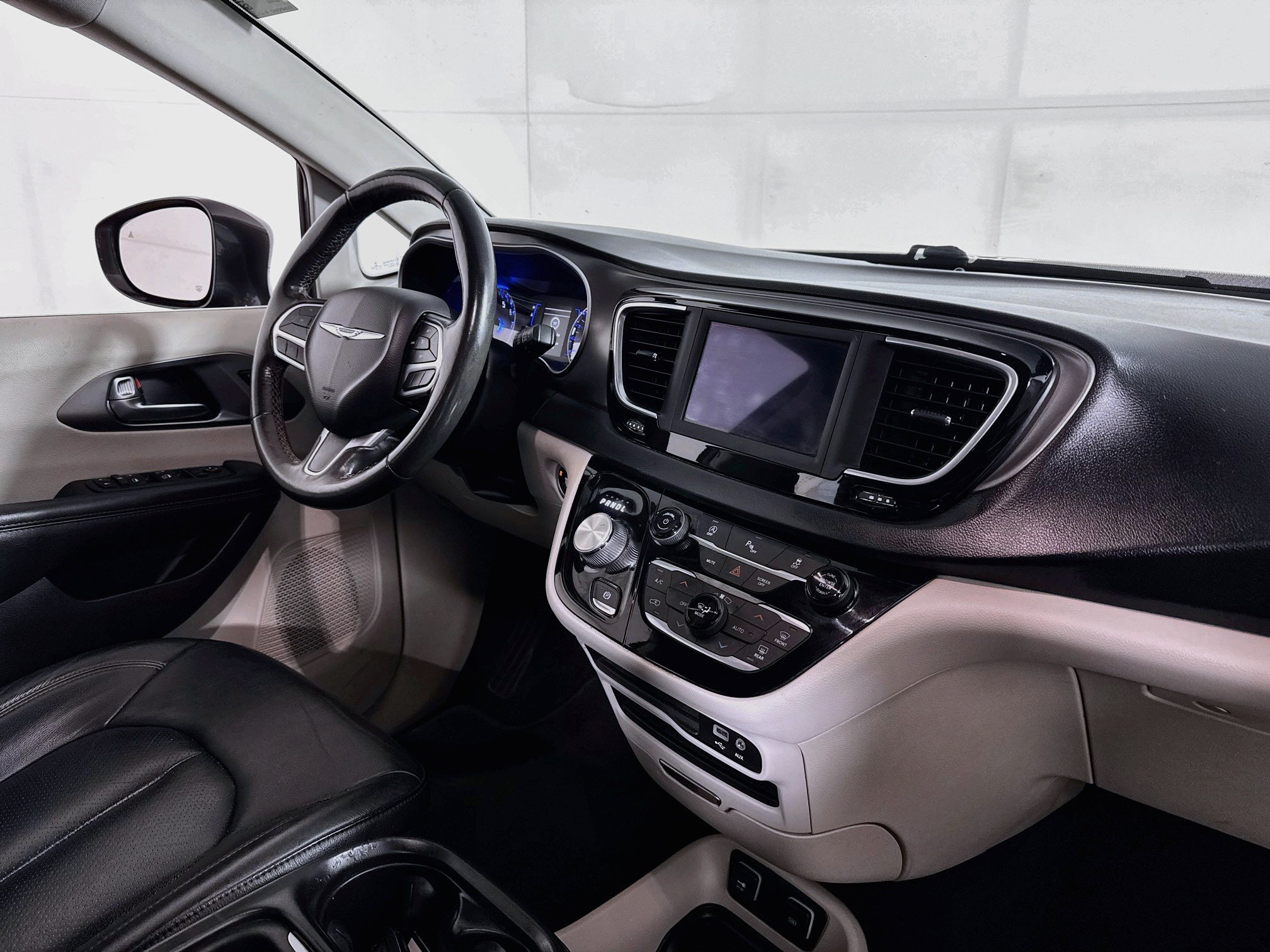 Used 2020 Chrysler Pacifica Touring-L FWD image 28