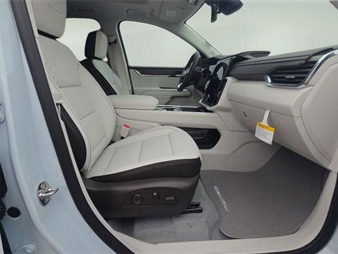 New 2026 GMC Acadia Denali w/ Super Cruise Package image 13