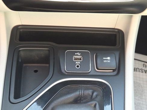 Used 2019 Jeep Cherokee Limited FWD image 34