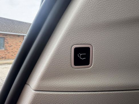 Used 2023 Chrysler Pacifica Touring-L FWD image 34